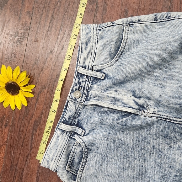 HOLLISTER ULTRA HIGH WAIST DENIM SHORTS ✨️✨️ - Picture 3 of 6